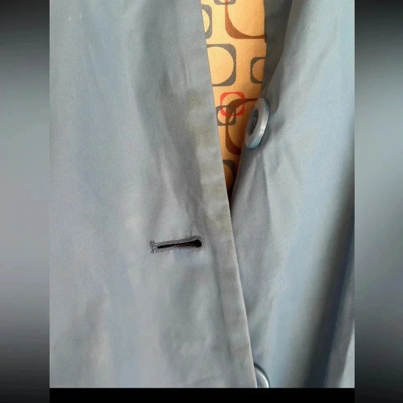 Cabelas rain jacket. - Picture 4 of 5